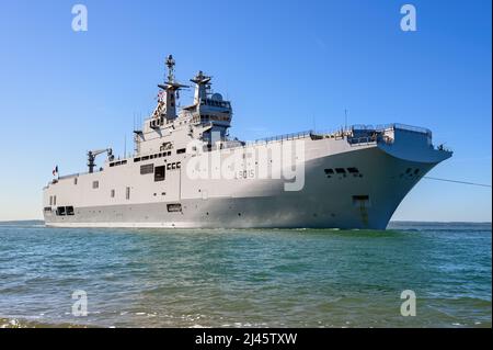 FS Dixmude (L9015) ist ein amphibisches Angriffsschiff der französischen Marine Nationale - April 2022. Stockfoto