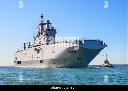 FS Dixmude (L9015) ist ein amphibisches Angriffsschiff der französischen Marine Nationale - April 2022. Stockfoto