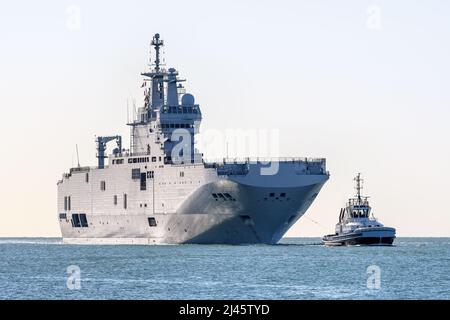 FS Dixmude (L9015) ist ein amphibisches Angriffsschiff der französischen Marine Nationale - April 2022. Stockfoto