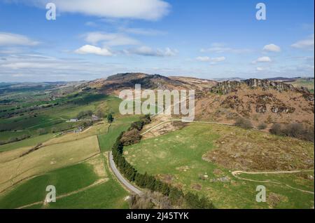 Kurvenreiche Straße daneben, die Kakerlaken, Peak District National Park. Stockfoto
