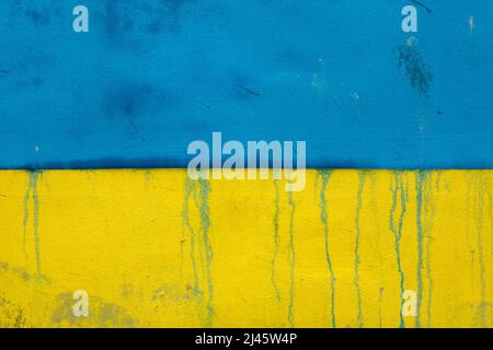 Ukrainische Nationalflagge an der Wand in Prag, Tschechische Republik. Die riesige Flagge wurde gezeigt, um ukrainische Flüchtlinge in der Tschechischen Republik zu unterstützen und gegen die russische Invasion in der Ukraine im Jahr 2022 zu protestieren. Stockfoto