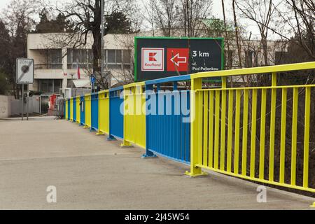 Eisenbahnviadukt in den Farben der ukrainischen Nationalflagge neben der russischen Botschaft in Prag, Tschechische Republik, abgebildet am 29. März 2022. Das Viadukt wurde blau und gelb gestrichen, um gegen die russische Invasion in der Ukraine im Jahr 2022 zu protestieren. Die Prager Stadtverwaltung plant, das Viadukt nach dem ukrainischen Marineingenieur Vitalii Skakun (auch als Vitalij Skakun bezeichnet) zu benennen, der am 24. Februar 2022 am ersten Tag der russischen Invasion starb. Im Hintergrund ist das Gebäude der Konsularabteilung der russischen Botschaft zu sehen. Stockfoto