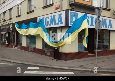 Ukrainische Nationalflagge auf dem Sigma Store im Bezirk Pankrác in Prag, Tschechische Republik, abgebildet am 15. März 2022. Die riesige Flagge wurde aufgehängt, um ukrainische Flüchtlinge in der Tschechischen Republik zu unterstützen und gegen die russische Invasion in der Ukraine im Jahr 2022 zu protestieren. Stockfoto