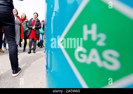 Husum, Deutschland. 12. April 2022. Ricarda lang (l.), Bundesvorsitzende von Bündnis 90/die Grünen, und Monika Heinold (2. v.r.), Spitzenkandidatin in Schleswig-Holstein, stehen bei einer Presseveranstaltung nebeneinander. Quelle: Frank Molter/dpa/Alamy Live News Stockfoto