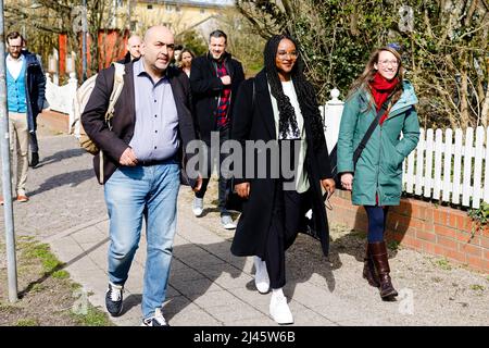 Husum, Deutschland. 12. April 2022. Omid Nouripour (l), Bundesvorsitzender von Bündnis 90/die Grünen, und Aminata Toure, Spitzenkandidatin in Schleswig-Holstein, gehen bei einer Presseveranstaltung Seite an Seite. Quelle: Frank Molter/dpa/Alamy Live News Stockfoto