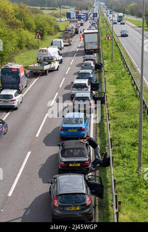 Brentwood, Essex, Großbritannien. 12. April 2022. Ein Unfall mit einem Lastwagen hat die A127 ostgebundene Fernverkehrsstraße viele Stunden lang gesperrt, sodass die Fahrer festsitzen. Der Unfall ereignete sich um 8:45am Uhr und die Fahrzeuge waren um 11:00am Uhr immer noch in der Falle. Auf der Hauptverkehrsstraße haben sich über vier Meilen lange Schlangen aufgebaut Stockfoto