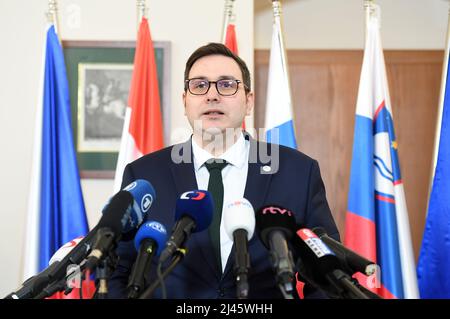 Prag, Tschechische Republik. 12. April 2022. Jan Lipavsky von Tschechien spricht während des Treffens der Außenminister der informellen Gruppe Central 5, auf der Burg Stirin bei Prag, Tschechische Republik, am 12. April 2022. Kredit: Katerina Sulova/CTK Foto/Alamy Live Nachrichten Stockfoto