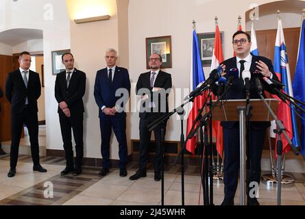 Prag, Tschechische Republik. 12. April 2022. Von links sprechen Peter Szijjarto aus Ungarn, Anze Logar aus Slowenien, Ivan Korcok aus der Slowakei und Alexander Schallenberg aus Österreich und Jan Lipavsky aus der Tschechischen Republik während des Treffens der Außenminister der informellen Gruppe Central 5, im Schloss Stirin bei Prag, Tschechische Republik, am 12. April 2022. Kredit: Katerina Sulova/CTK Foto/Alamy Live Nachrichten Stockfoto