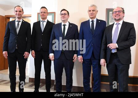 Prag, Tschechische Republik. 12. April 2022. Von links nehmen Anze Logar aus Slowenien, Peter Szijjarto aus Ungarn, Jan Lipavsky aus Tschechien, Ivan Korcok aus der Slowakei und Alexander Schallenberg aus Österreich am Treffen der Außenminister der informellen Gruppe Central 5 in der Burg Stirin bei Prag, Tschechische Republik, am 12. April 2022 Teil. Kredit: Katerina Sulova/CTK Foto/Alamy Live Nachrichten Stockfoto