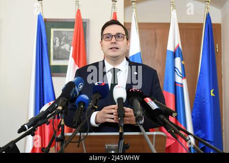 Prag, Tschechische Republik. 12. April 2022. Jan Lipavsky von Tschechien spricht während des Treffens der Außenminister der informellen Gruppe Central 5, auf der Burg Stirin bei Prag, Tschechische Republik, am 12. April 2022. Kredit: Katerina Sulova/CTK Foto/Alamy Live Nachrichten Stockfoto