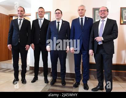 Prag, Tschechische Republik. 12. April 2022. Von links nehmen Anze Logar aus Slowenien, Peter Szijjarto aus Ungarn, Jan Lipavsky aus Tschechien, Ivan Korcok aus der Slowakei und Alexander Schallenberg aus Österreich am Treffen der Außenminister der informellen Gruppe Central 5 in der Burg Stirin bei Prag, Tschechische Republik, am 12. April 2022 Teil. Kredit: Katerina Sulova/CTK Foto/Alamy Live Nachrichten Stockfoto