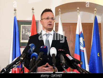 Prag, Tschechische Republik. 12. April 2022. Peter Szijjarto aus Ungarn spricht während des Treffens der Außenminister der informellen Gruppe Central 5 in der Burg Stirin bei Prag, Tschechische Republik, am 12. April 2022. Kredit: Katerina Sulova/CTK Foto/Alamy Live Nachrichten Stockfoto