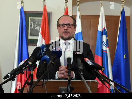 Prag, Tschechische Republik. 12. April 2022. Alexander Schallenberg aus Österreich spricht während des Treffens der Außenminister der informellen Gruppe Central 5, auf Schloss Stirin bei Prag, Tschechische Republik, am 12. April 2022. Kredit: Katerina Sulova/CTK Foto/Alamy Live Nachrichten Stockfoto