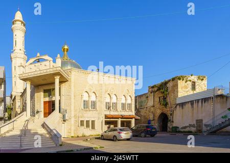 Tayibe, Israel - 09. April 2022: Blick auf die Salah al-DIN Moschee im alten Zentrum von Tayibe, einer muslimischen arabischen Stadt in Zentralisraelien Stockfoto