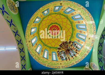 Tayibe, Israel - 09. April 2022: Blick auf die Kuppel der Salah al-DIN Moschee im alten Zentrum von Tayibe, einer muslimischen arabischen Stadt in Zentralisraelien Stockfoto