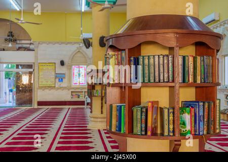 Tayibe, Israel - 09. April 2022: Blick auf die innere Salah al-DIN Moschee, mit religiösen Büchern, im alten Zentrum von Tayibe, einer muslimischen arabischen Stadt i Stockfoto