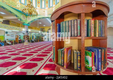 Tayibe, Israel - 09. April 2022: Blick auf die innere Salah al-DIN Moschee mit Ramadan-Gebeten im alten Zentrum von Tayibe, einer muslimischen arabischen Stadt i. Stockfoto