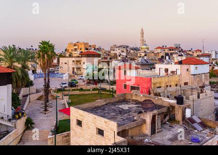 Tayibe, Israel - 09. April 2022: Sonnenuntergang Blick von der Dachterrasse auf das antike Zentrum und die Salah al-DIN Moschee in Tayibe, einer muslimischen arabischen Stadt in Zentralisraelien Stockfoto