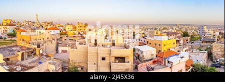 Tayibe, Israel - 09. April 2022: Panoramablick auf das antike Zentrum und die Salah al-DIN Moschee bei Sonnenuntergang, in Tayibe, einer muslimischen arabischen Stadt im Zentrum Stockfoto