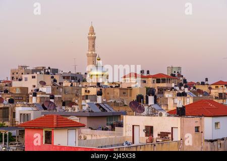 Tayibe, Israel - 09. April 2022: Sonnenuntergang Blick von der Dachterrasse auf das antike Zentrum und die Salah al-DIN Moschee in Tayibe, einer muslimischen arabischen Stadt in Zentralisraelien Stockfoto