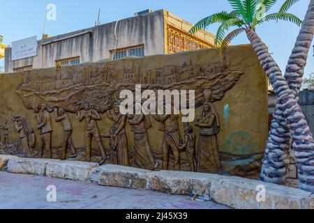 Tayiba, Israel - 09. April 2022: Ansicht eines palästinensischen Problemdenkmals im alten Zentrum von Tayiba, einer muslimischen arabischen Stadt in Zentralisraelien Stockfoto