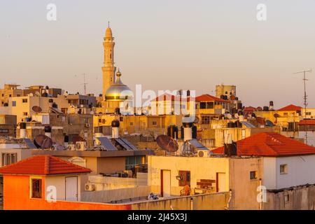 Tayibe, Israel - 09. April 2022: Sonnenuntergang Blick von der Dachterrasse auf das antike Zentrum und die Salah al-DIN Moschee in Tayibe, einer muslimischen arabischen Stadt in Zentralisraelien Stockfoto