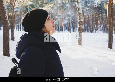 Frauenportrait im Winter im Wald. Stockfoto