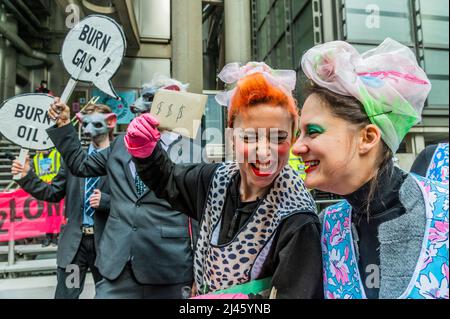 London, Großbritannien. 12. April 2022. Die Finanzratten treffen auf die schmutzigen Wäscher, die unschmackhafte Tees und Greenwash anbieten - Extinction Rebellion close Lloyds of London als Teil ihrer Aprilrebellion in London. Sie zielen darauf ab, disruptive Maßnahmen zu ergreifen, um die „Klima- und ökologische Notlage“ zu stoppen. Sie fordern auch, dass Lloyds die Versicherung der fossilen Energiewirtschaft einstelle. Kredit: Guy Bell/Alamy Live Nachrichten Stockfoto