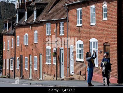 Reihe von traditionellen Backsteinhäusern auf Castle Hill in Kenilworth, Warwickshire, England Stockfoto