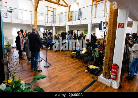 Husum, Deutschland. 12. April 2022. Omid Nouripour (r-l), Bundesvorsitzender von Bündnis 90/die Grünen, Ricarda lang, Bundesvorsitzende von Bündnis 90/die Grünen, Monika Heinold, Spitzenkandidatin in Schleswig-Holstein, Aminata Toure, Spitzenkandidatin in Schleswig-Holstein, stehen vor den Pressemitgliedern. Quelle: Frank Molter/dpa/Alamy Live News Stockfoto