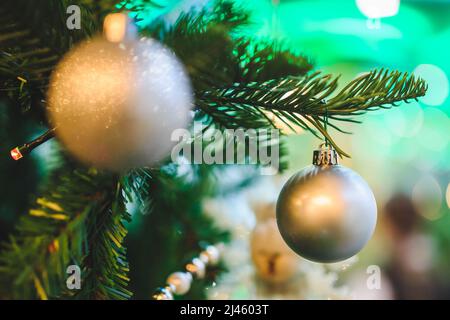 Weihnachtskugeln auf Tannenzweigen Stockfoto