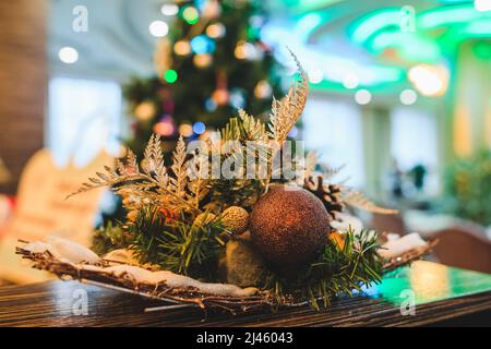 Weihnachtskugeln und Tannenzweige auf dem Tisch Stockfoto