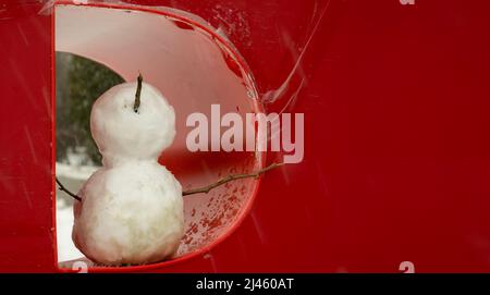 Schneemann in einer Nische in der Wand in Form des Buchstabens D. Vorbereitung für die Feier des neuen Jahres Konzept. Stockfoto