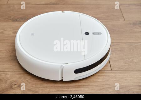 Weißer Roboter-Reiniger Xiaomi Mi Staubsauger-Mop auf Holzlaminat, Nahaufnahme - Moskau, Russland, 05. März 2022 Stockfoto