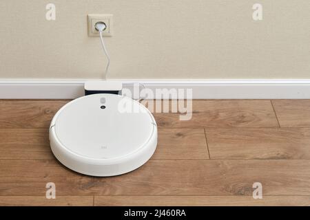 Weißer Roboter-Reiniger Xiaomi Mi Staubsauger-Mop auf Holzlaminat, Nahaufnahme - Moskau, Russland, 05. März 2022 Stockfoto