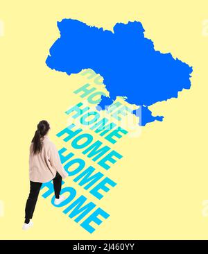 Zeitgenössische Kunstcollage. Junge Frau geht nach Hause in die Ukraine isoliert auf gelbem Hintergrund mit blauen ukrainischen Land Form Stockfoto
