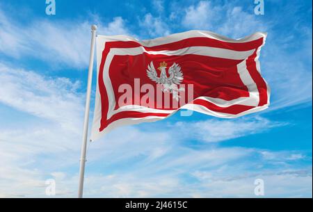 Flagge des Generalstabschefs der Polnischen Streitkräfte, Polen bei bewölktem Himmel bei Sonnenuntergang, Panoramablick. Polnisches Reisen und Patriot Conce Stockfoto