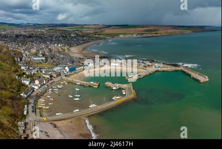 Luftaufnahme von der Drohne des Dorfes und Hafens in Stonehaven in Aberdeenshire, Schottland, Großbritannien Stockfoto
