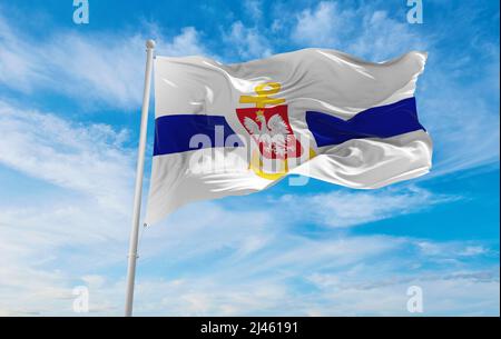 Flagge des hydrographischen Survey und Maritime Office, Service blau, Polen bei bewölktem Himmel Hintergrund bei Sonnenuntergang, Panoramablick. Polnische Reisen und Patriot c Stockfoto