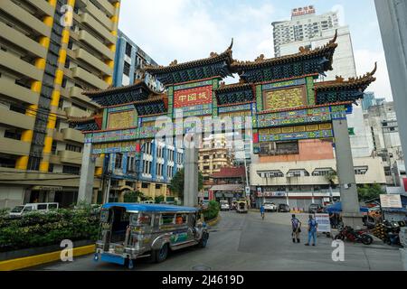 Manila, Philippinen - 2022. März: Manila Chinatown Welcome Arch am 24. März 2022 auf den Philippinen. Es ist der größte Chinatown-Bogen der Welt. Stockfoto