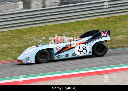 Scarperia, 3. April 2022: Porsche 908-03 Jahr 1970 ex B. Redman - J. Siffert im Einsatz während des Mugello Classic 2022 auf dem Kurs Mugello in Italien. Stockfoto