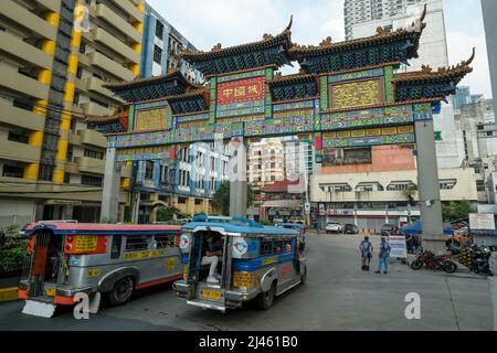 Manila, Philippinen - 2022. März: Manila Chinatown Welcome Arch am 24. März 2022 auf den Philippinen. Es ist der größte Chinatown-Bogen der Welt. Stockfoto