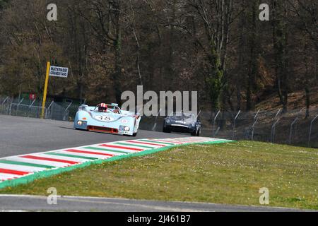 Scarperia, 3. April 2022: Porsche 908-03 Jahr 1970 ex B. Redman - J. Siffert im Einsatz während des Mugello Classic 2022 auf dem Kurs Mugello in Italien. Stockfoto