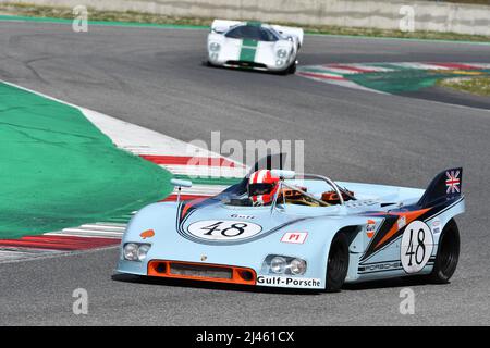 Scarperia, 3. April 2022: Porsche 908-03 Jahr 1970 ex B. Redman - J. Siffert im Einsatz während des Mugello Classic 2022 auf dem Kurs Mugello in Italien. Stockfoto