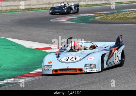 Scarperia, 3. April 2022: Porsche 908-03 Jahr 1970 ex B. Redman - J. Siffert im Einsatz während des Mugello Classic 2022 auf dem Kurs Mugello in Italien. Stockfoto