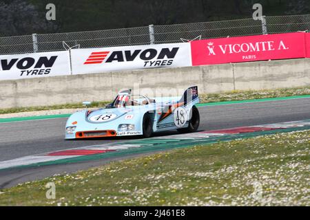 Scarperia, 3. April 2022: Porsche 908-03 Jahr 1970 ex B. Redman - J. Siffert im Einsatz während des Mugello Classic 2022 auf dem Kurs Mugello in Italien. Stockfoto