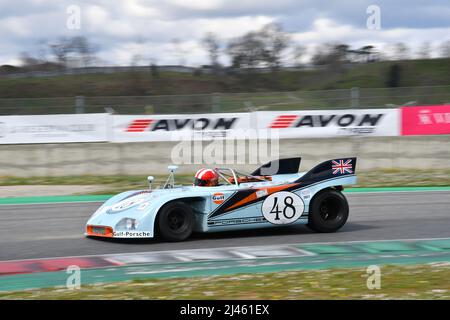 Scarperia, 3. April 2022: Porsche 908-03 Jahr 1970 ex B. Redman - J. Siffert im Einsatz während des Mugello Classic 2022 auf dem Kurs Mugello in Italien. Stockfoto