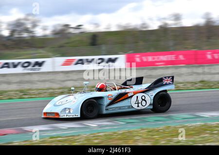 Scarperia, 3. April 2022: Porsche 908-03 Jahr 1970 ex B. Redman - J. Siffert im Einsatz während des Mugello Classic 2022 auf dem Kurs Mugello in Italien. Stockfoto