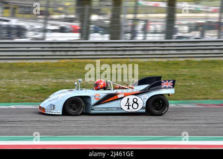 Scarperia, 3. April 2022: Porsche 908-03 Jahr 1970 ex B. Redman - J. Siffert im Einsatz während des Mugello Classic 2022 auf dem Kurs Mugello in Italien. Stockfoto