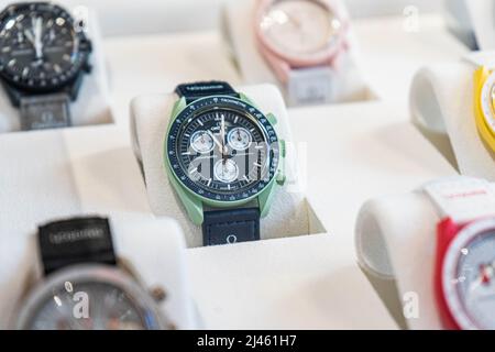 LONDON, GROSSBRITANNIEN. 12 April, 2022 . Eine Kollektion von Moonwatch-Uhren ist im Swatch Store in der Oxford Street zu sehen, der von der Swatch Group am 28. März weltweit eingeführt wurde. Die neue Omega Moonwatch ist eine Zusammenarbeit der Schweizer Uhrmacher Swatch und Omega, die einer Uhr ähnelt, die von US-Astronauten für die NASA zum Mars und Mond gebracht wurde. Viele Geschäfte sind jetzt aufgrund der hohen Nachfrage nach der Uhr, die im Einzelhandel bei £ 200 und verkauft sich zu einem höheren Preis auf e-Bay.Kredit: amer ghazzal/Alamy Live News Stockfoto